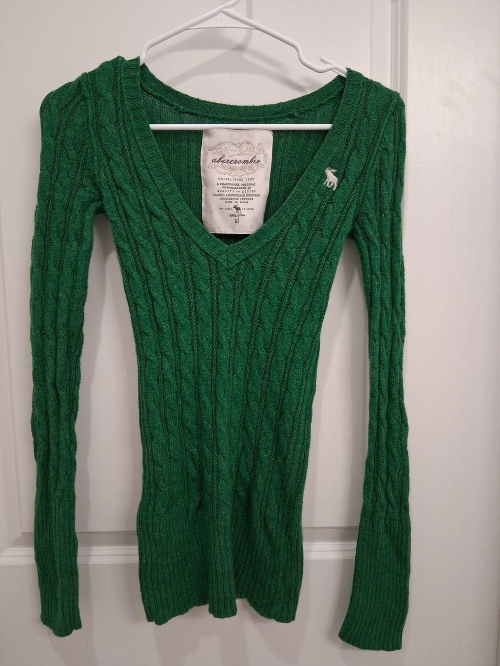 Vintage Y2K Abercrombie & Fitch Women's Emerald Green Cable Knit V-Neck Sweater
